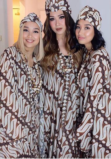 7 Artis Ini Bak Kakak Adik Dengan Putrinya, Nomor 1 Seperti Kembaran