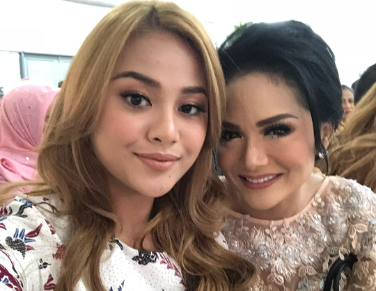 7 Artis Ini Bak Kakak Adik Dengan Putrinya, Nomor 1 Seperti Kembaran