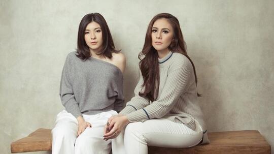 7 Artis Ini Bak Kakak Adik Dengan Putrinya, Nomor 1 Seperti Kembaran