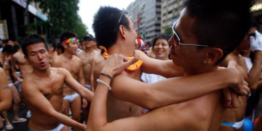 Diiringi Tepuk Tangan Pria, Peserta Pesta Gay Adu Cepat Lakukan Hubungan Sejenis