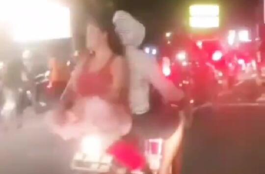 Bar-bar Parah, Emak Ini Duduk Santuy Hadap Belakang Saat Dibonceng Motor!