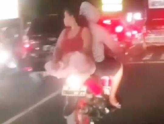 Bar-bar Parah, Emak Ini Duduk Santuy Hadap Belakang Saat Dibonceng Motor!