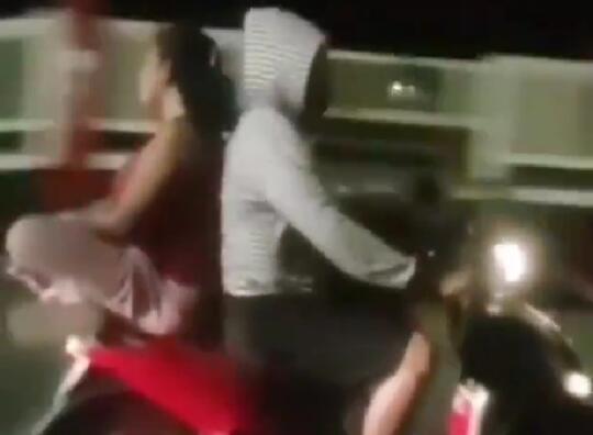 Bar-bar Parah, Emak Ini Duduk Santuy Hadap Belakang Saat Dibonceng Motor!