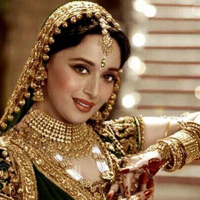 Tak Lagi Muda, Namun Para Hot Mama Bollywood Ini Justru Makin Jelita
