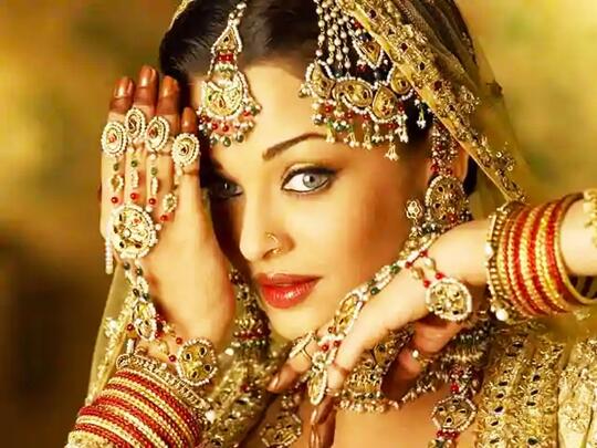 Tak Lagi Muda, Namun Para Hot Mama Bollywood Ini Justru Makin Jelita