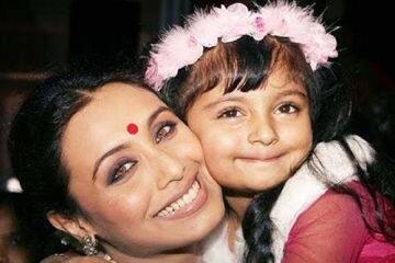 Tak Lagi Muda, Namun Para Hot Mama Bollywood Ini Justru Makin Jelita