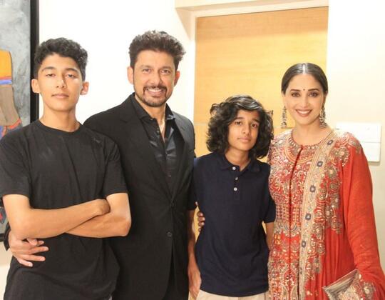 Tak Lagi Muda, Namun Para Hot Mama Bollywood Ini Justru Makin Jelita