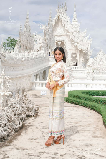 Cantik Dan Anggun, Ini Pesona Gadis Thailand Kenakan Traditional Costume