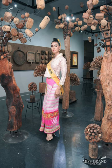 Cantik Dan Anggun, Ini Pesona Gadis Thailand Kenakan Traditional Costume