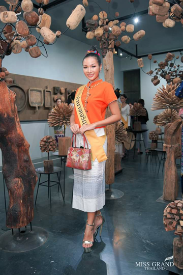 Cantik Dan Anggun, Ini Pesona Gadis Thailand Kenakan Traditional Costume