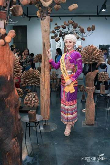Cantik Dan Anggun, Ini Pesona Gadis Thailand Kenakan Traditional Costume