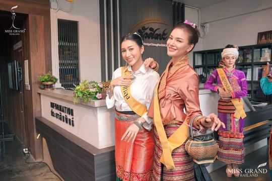 Cantik Dan Anggun, Ini Pesona Gadis Thailand Kenakan Traditional Costume