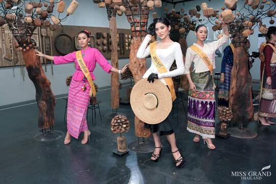Cantik Dan Anggun, Ini Pesona Gadis Thailand Kenakan Traditional Costume