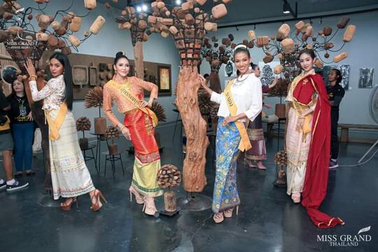 Cantik Dan Anggun, Ini Pesona Gadis Thailand Kenakan Traditional Costume