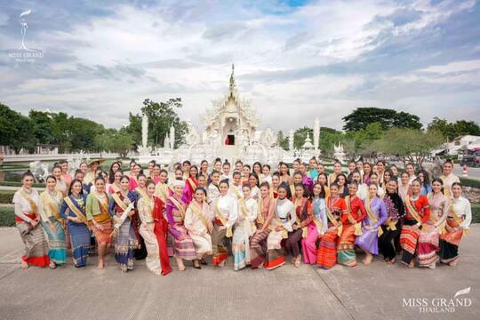 Cantik Dan Anggun, Ini Pesona Gadis Thailand Kenakan Traditional Costume