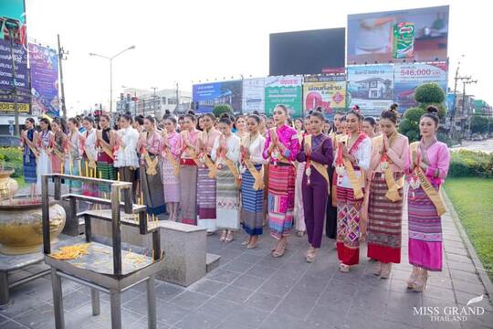 Cantik Dan Anggun, Ini Pesona Gadis Thailand Kenakan Traditional Costume