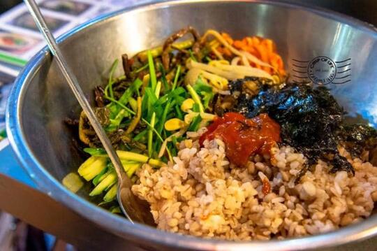 INIKAH TEMPAT MENYANTAP BIMBIMBAP PALING ENAK DI KOREA?? (NGILEER GAN!!)