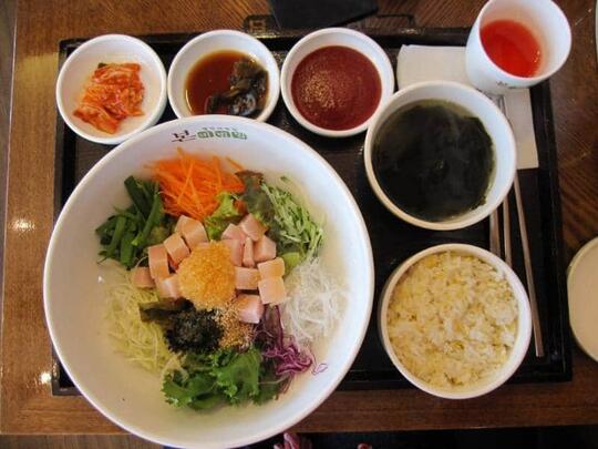 INIKAH TEMPAT MENYANTAP BIMBIMBAP PALING ENAK DI KOREA?? (NGILEER GAN!!)