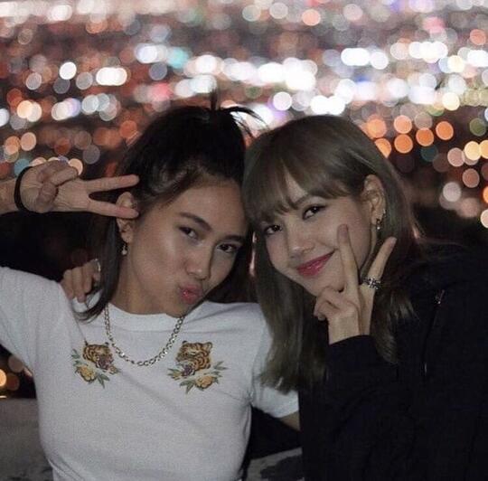 Bersahabat Karib, Ini Lima Momen Persahabatan antara NIKI dan Lisa ‘BLACKPINK’!