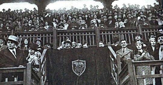 Ketika Politik Bersentuhan dengan Sepakbola (Bagian I)