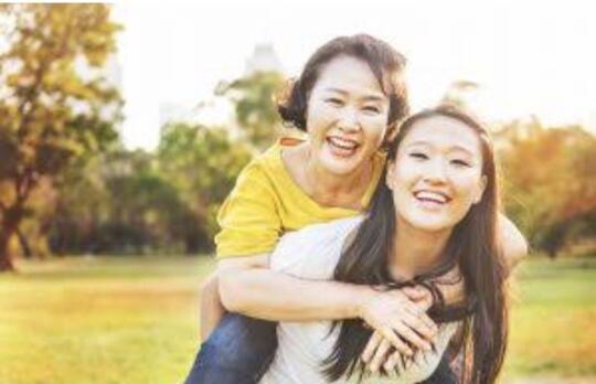 Tips Asyik Membersamai Orang Tua Yang Pikun