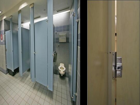 Siapa Sangka! Ternyata Ini Alasan Mengapa Ada Pintu Toilet Yang Tidak Tertutup Penuh!
