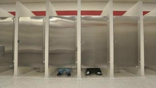 Siapa Sangka! Ternyata Ini Alasan Mengapa Ada Pintu Toilet Yang Tidak Tertutup Penuh!