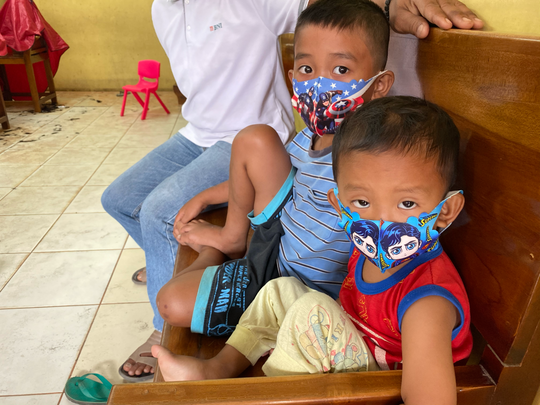 Bhabinkamtibmas Aiptu Agustan Sambangi Anak Anak "Ayo Siapa Yang Tidak Pakai Masker"