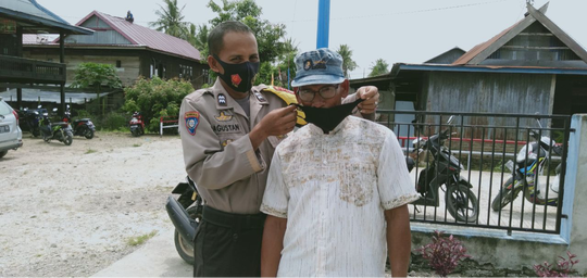 Bhabinkamtibmas Aiptu Agustan Sambangi Anak Anak "Ayo Siapa Yang Tidak Pakai Masker"