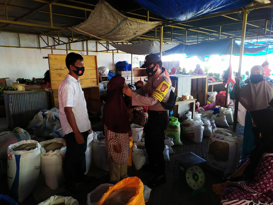 Hari Pertama Pemberlakuan Perbup, Bhabinkamtibmas & Panit 1 Res Pantau Pasar Rappang