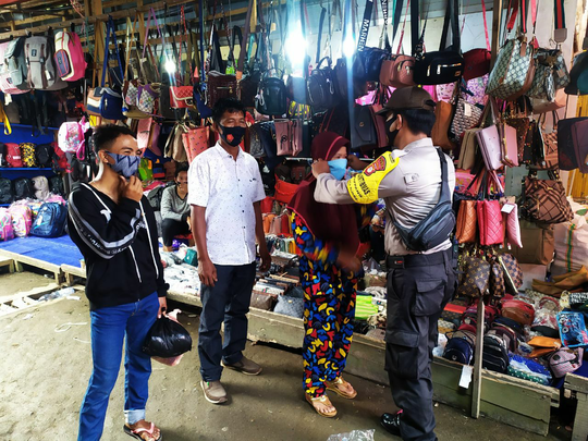 Hari Pertama Pemberlakuan Perbup, Bhabinkamtibmas & Panit 1 Res Pantau Pasar Rappang