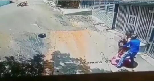 Heroik, Detik-detik Penyelamatan Bayi Di Atas Stroller Terjun Ke Jalanan! Menegangkan