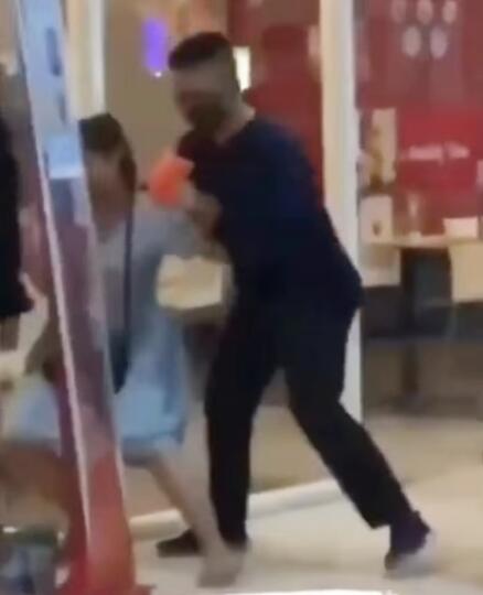 Detik-detik Petugas Seret Wanita Keluar dari Mal karena Ngeyel Tak Pakai Masker.
