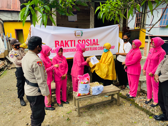 Bhayangkari Ranting Panca Rijang Gelar Baksos Di 2 Titik