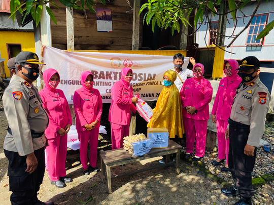 Bhayangkari Ranting Panca Rijang Gelar Baksos Di 2 Titik