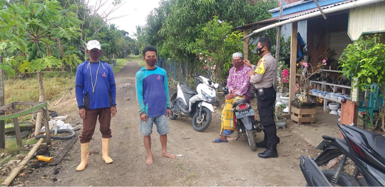 Patroli Sambang, Bripka Baharuddin Tegur Warganya Yg Masih Tidak Mengenakan Masker
