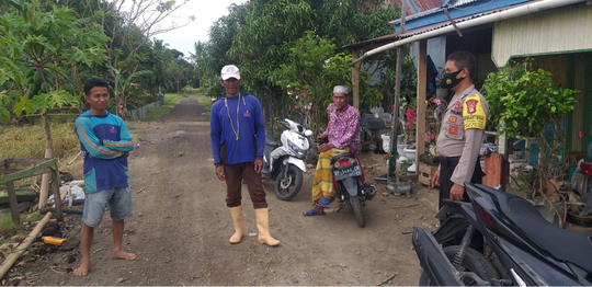 Patroli Sambang, Bripka Baharuddin Tegur Warganya Yg Masih Tidak Mengenakan Masker