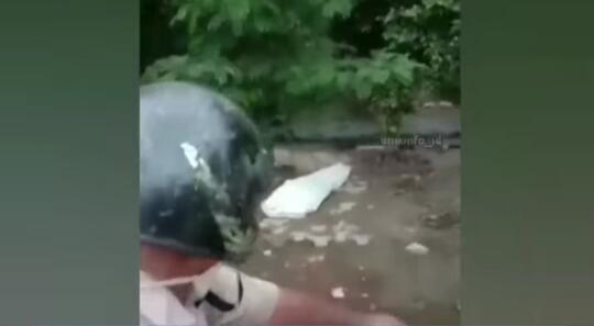 Heboh Bungkusan Putih Di Pinggir Jalan Diduga Mayat, Ternyata Isinya Mengerikan!