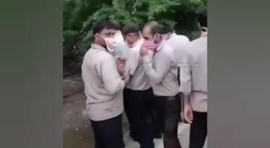 Heboh Bungkusan Putih Di Pinggir Jalan Diduga Mayat, Ternyata Isinya Mengerikan!