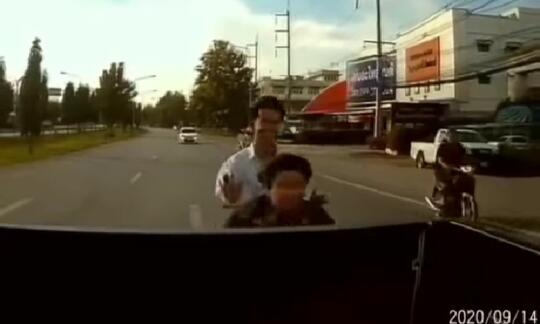 Konyol, Dua Pemuda Pengendara Motor Ini Nyungsep Di Atas Mobil karena Meleng!