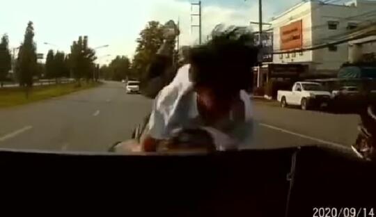 Konyol, Dua Pemuda Pengendara Motor Ini Nyungsep Di Atas Mobil karena Meleng!