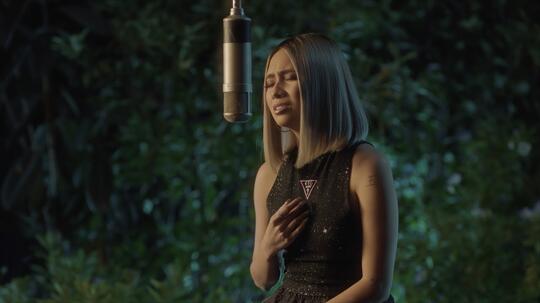 Dengerin Suara Merdu NIKI yang Bikin Candu di Video "Lose" Versi Live