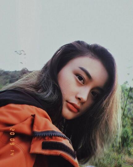 Cewek Ini Viral karena Punya Foto KTP Glowing, Ini 10 Potret Sosoknya