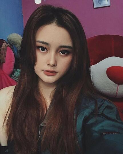 Cewek Ini Viral karena Punya Foto KTP Glowing, Ini 10 Potret Sosoknya
