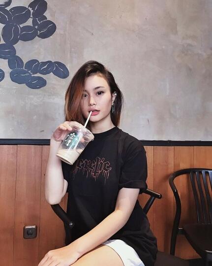 Cewek Ini Viral karena Punya Foto KTP Glowing, Ini 10 Potret Sosoknya