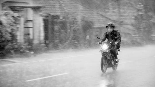 Boleh Gak sih Motor Ngerem Pakai Rem Depan Saat Hujan?