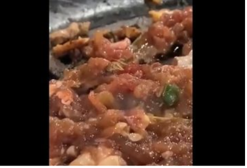 Makan Daging di Resto AYCE, Orang Ini Terkejut Dapat Bonus Kecoa Hidup!