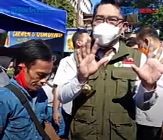 Hadiahkan Ponsel, Ridwan Kamil Dukung Ade Londok Promosikan Produk Lokal Di Sosmed