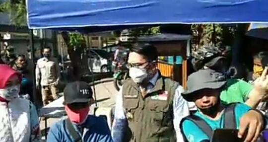 Hadiahkan Ponsel, Ridwan Kamil Dukung Ade Londok Promosikan Produk Lokal Di Sosmed