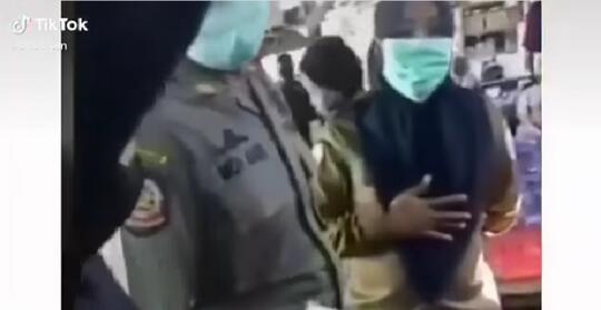 Konyol Atau Cendikiawan? Bapak Ini Gunakan Masker Aneh Untuk Hindari Razia Petugas!